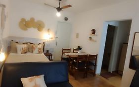Kitnet Temporada Praia Grande SP - Completa com Wi-fi, garagem rotativa, 1 quadra da praia - no centro comercial Boqueirão